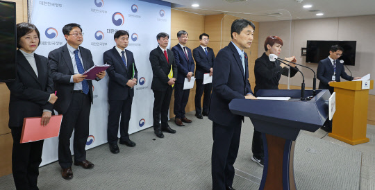 이주호 사회부총리 겸 교육부 장관이 30일 오후 정부서울청사 합동브리핑룸에서 교육부와 보건복지부로 나뉘어 있던 유아교육·보육 관리체계 통합(유보통합) 추진 방안 관련 질의에 답하고 있다. 연합뉴스
